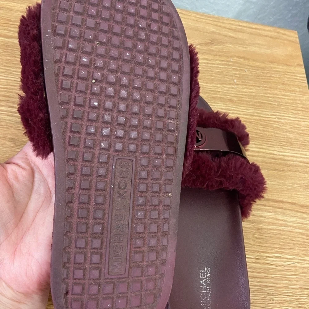 MK Michael Kors Faux Fur Bordeaux Burgundy Logo Slides Sz 8M